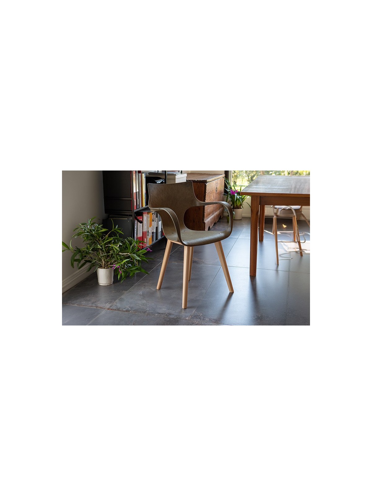 Chaise Erbi Moka STILFIBRA en fibres de parche de café et plastique recyclé, avec piètement en hêtre certifié FSC®