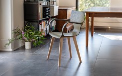 Chaise Erbi Moka en biocomposite végétal et PP régénéré, idéale pour hôtels, restaurants et espaces d’accueil
