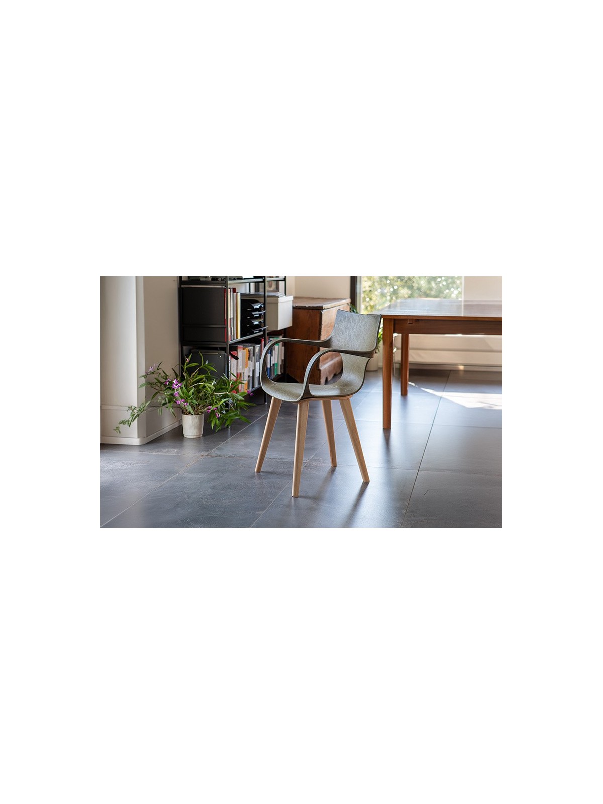 Chaise Erbi Moka en biocomposite végétal et PP régénéré, idéale pour hôtels, restaurants et espaces d’accueil