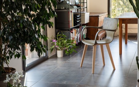 Chaise Erbi Moka en biocomposite végétal et PP régénéré, idéale pour hôtels, restaurants et espaces d’accueil