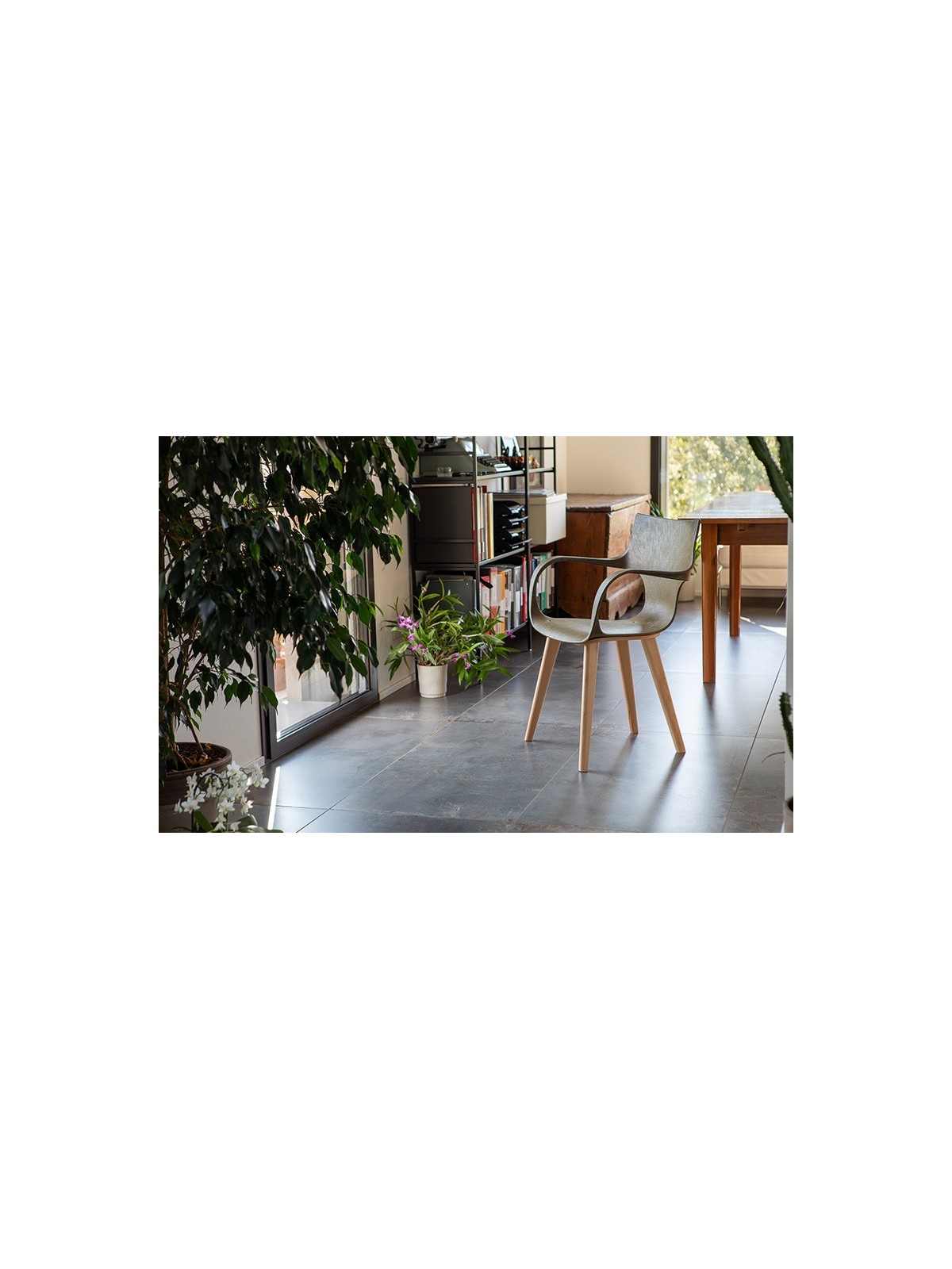 Chaise Erbi Moka en biocomposite végétal et PP régénéré, idéale pour hôtels, restaurants et espaces d’accueil