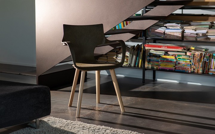 Chaise Erbi Moka en biocomposite végétal et PP régénéré, idéale pour hôtels, restaurants et espaces d’accueil