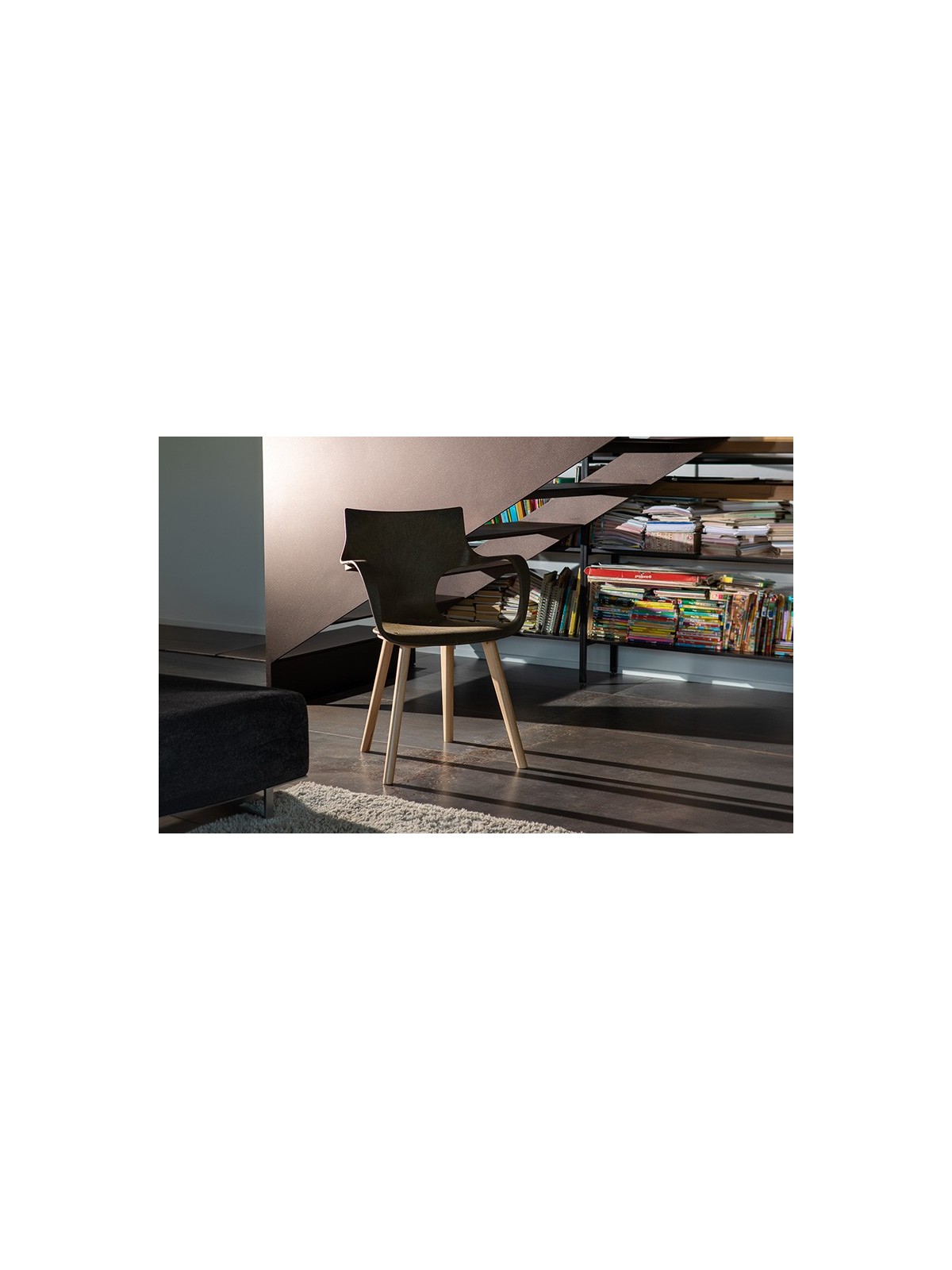 Chaise Erbi Moka en biocomposite végétal et PP régénéré, idéale pour hôtels, restaurants et espaces d’accueil