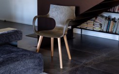Chaise Erbi Moka en biocomposite végétal et PP régénéré, idéale pour hôtels, restaurants et espaces d’accueil