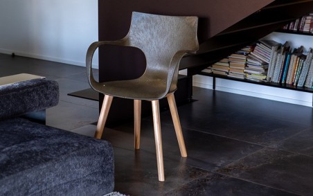 Chaise Erbi Moka en biocomposite végétal et PP régénéré, idéale pour hôtels, restaurants et espaces d’accueil