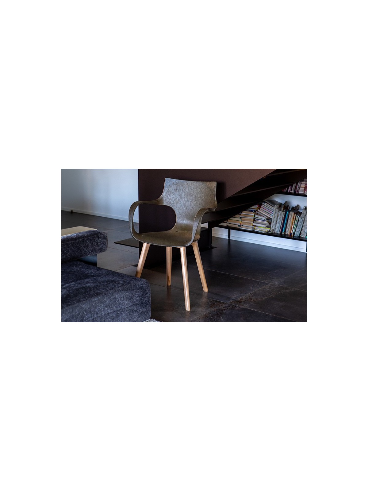 Chaise Erbi Moka en biocomposite végétal et PP régénéré, idéale pour hôtels, restaurants et espaces d’accueil