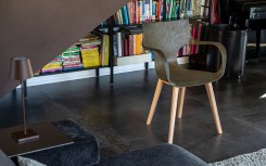 Chaise Erbi Moka en biocomposite végétal et PP régénéré, idéale pour hôtels, restaurants et espaces d’accueil