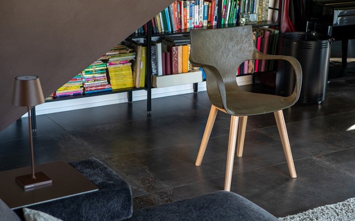 Chaise Erbi Moka en biocomposite végétal et PP régénéré, idéale pour hôtels, restaurants et espaces d’accueil