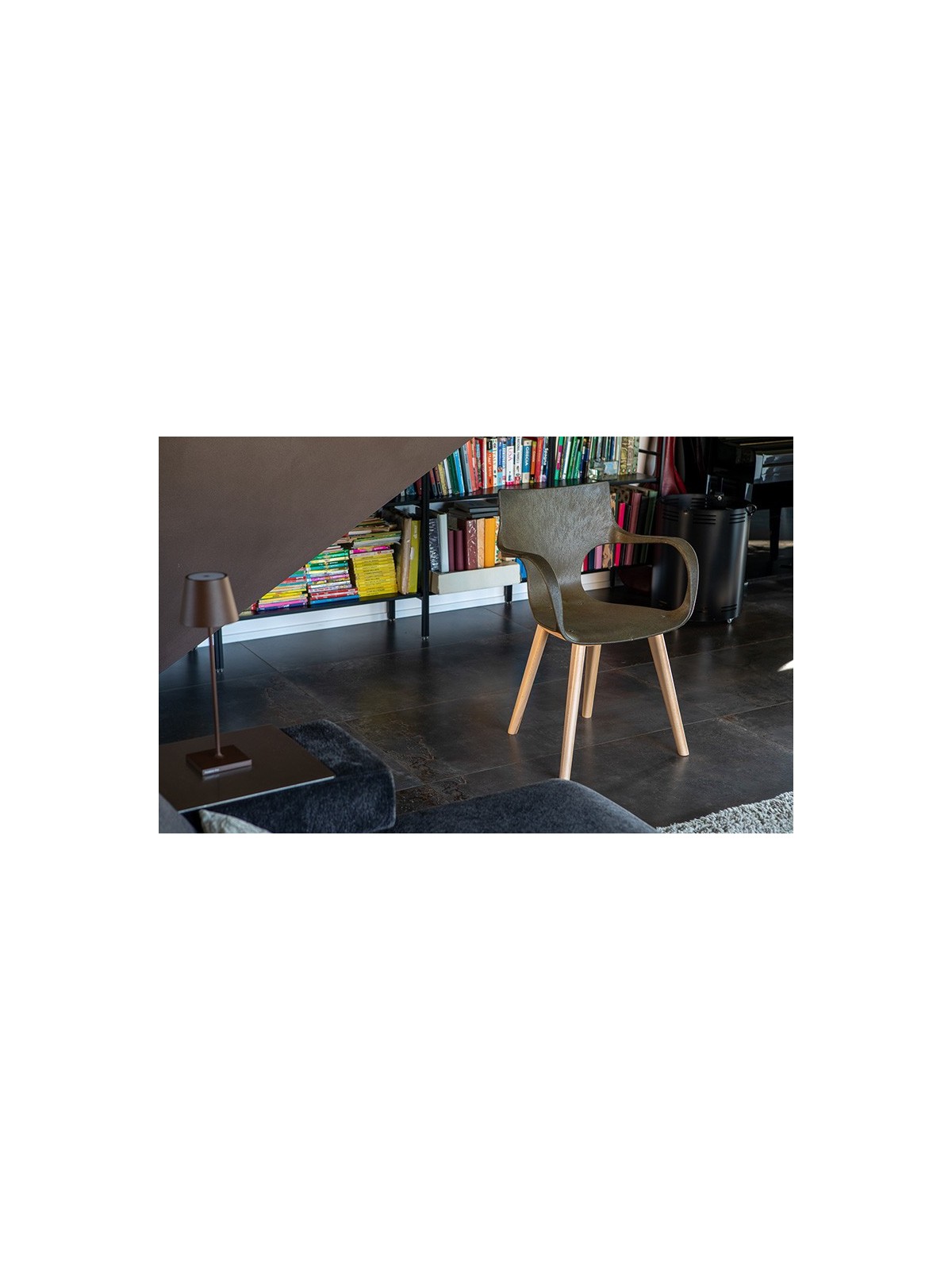 Chaise Erbi Moka en biocomposite végétal et PP régénéré, idéale pour hôtels, restaurants et espaces d’accueil