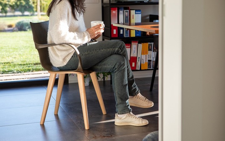 Chaise Erbi Moka en biocomposite végétal et PP régénéré, idéale pour hôtels, restaurants et espaces d’accueil