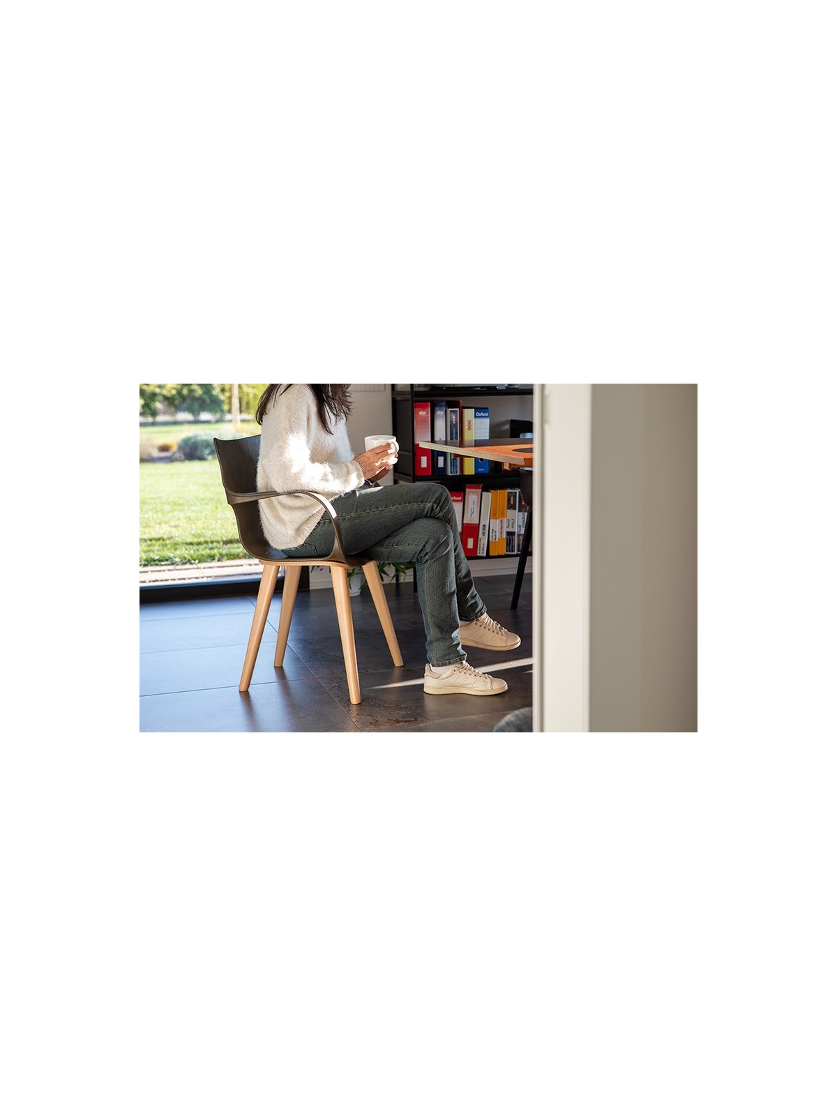 Chaise Erbi Moka en biocomposite végétal et PP régénéré, idéale pour hôtels, restaurants et espaces d’accueil