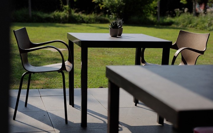 Erbi Moka STILFIBRA fabriquée en Italie avec fibres parche de café et piètement acier aménagement professionnel