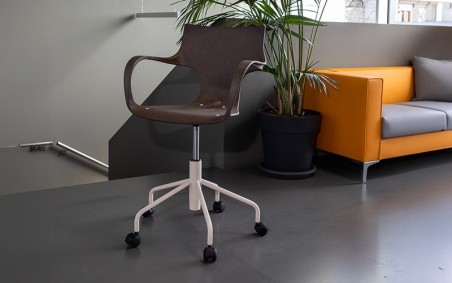 Chaise Erbi Moka STILFIBRA en fibres de parche de café et plastique recyclé, avec base métallique et roulettes pivotantes