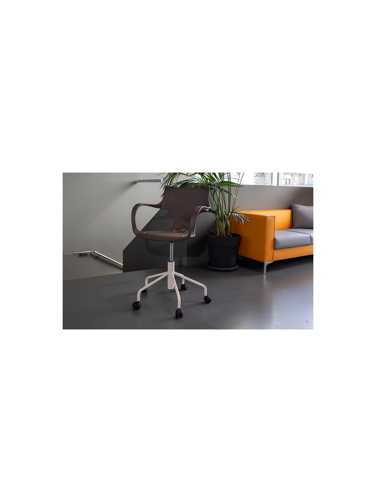 Chaise Erbi Moka STILFIBRA en fibres de parche de café et plastique recyclé, avec base métallique et roulettes pivotantes