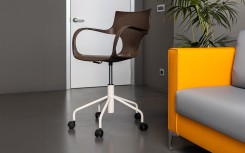Chaise design Erbi Moka roulettes pivotantes, fibres végétales et plastique post-industriel recyclé espaces professionnels
