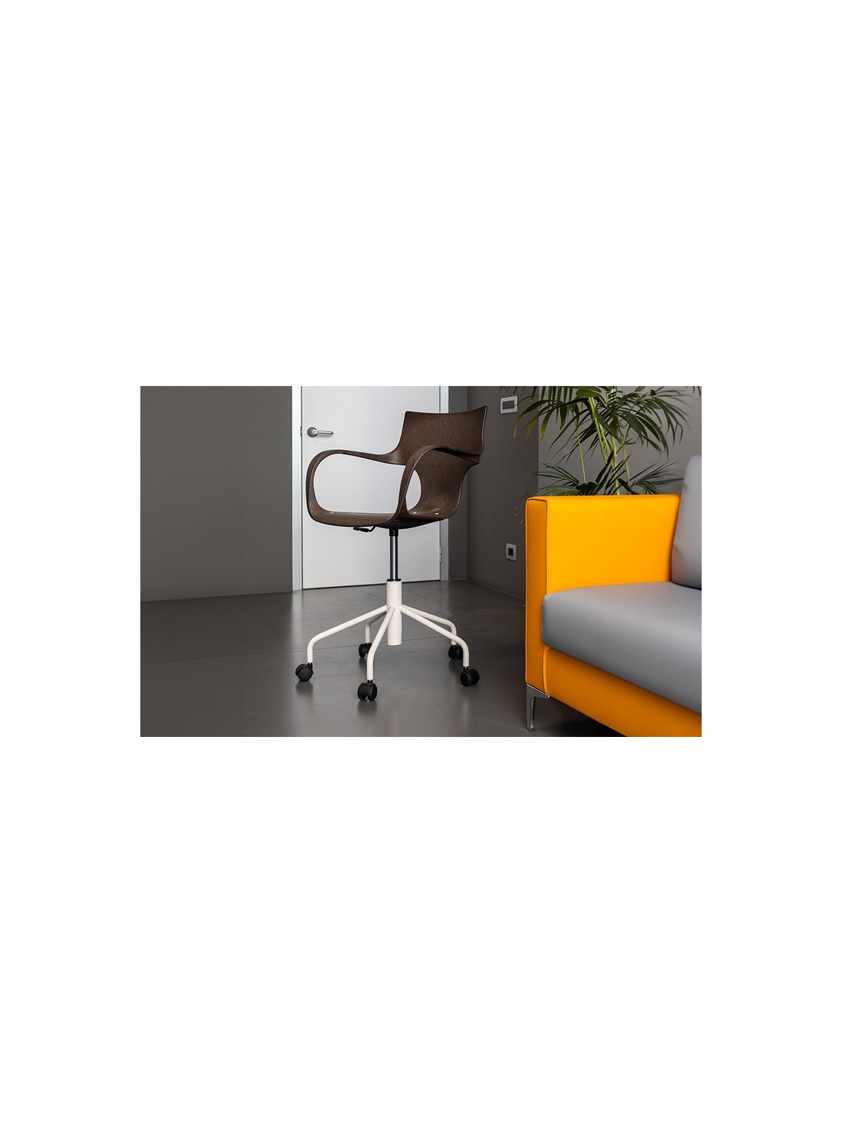 Chaise design Erbi Moka roulettes pivotantes, fibres végétales et plastique post-industriel recyclé espaces professionnels