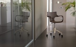 Chaise Erbi Moka en biocomposite végétal et PP régénéré, avec base à roulettes pour bureaux et espaces de travail