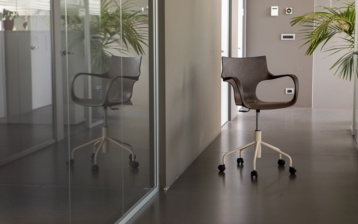 Chaise Erbi Moka en biocomposite végétal et PP régénéré, avec base à roulettes pour bureaux et espaces de travail