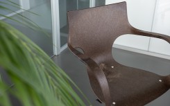 Chaise Erbi Moka en biocomposite végétal et PP régénéré, avec base à roulettes pour bureaux et espaces de travail