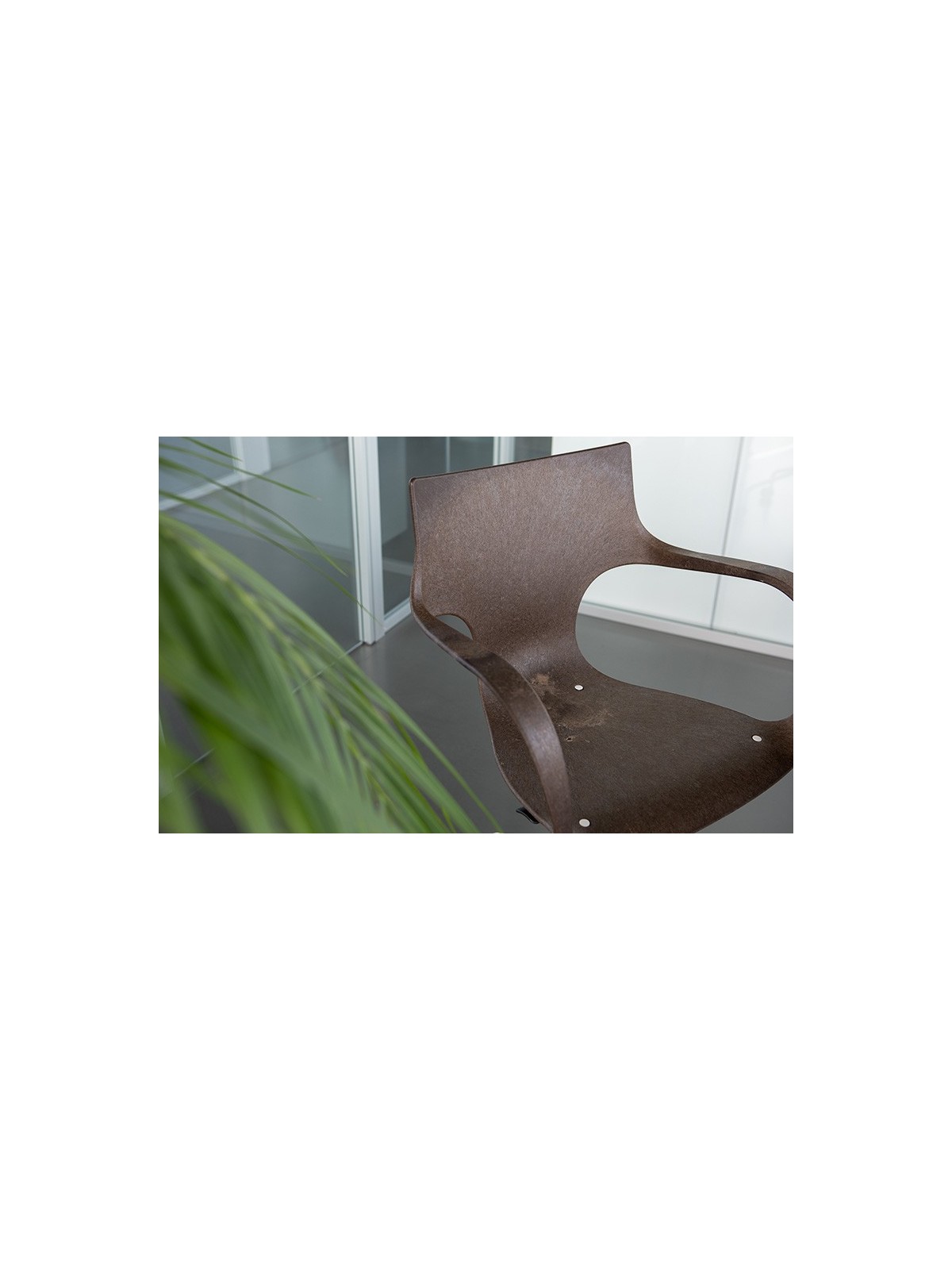 Chaise Erbi Moka en biocomposite végétal et PP régénéré, avec base à roulettes pour bureaux et espaces de travail