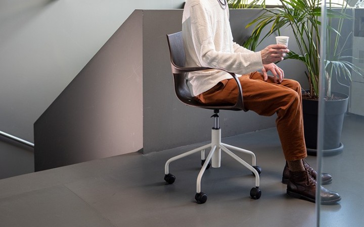 Chaise Erbi Moka en biocomposite végétal et PP régénéré, avec base à roulettes pour bureaux et espaces de travail