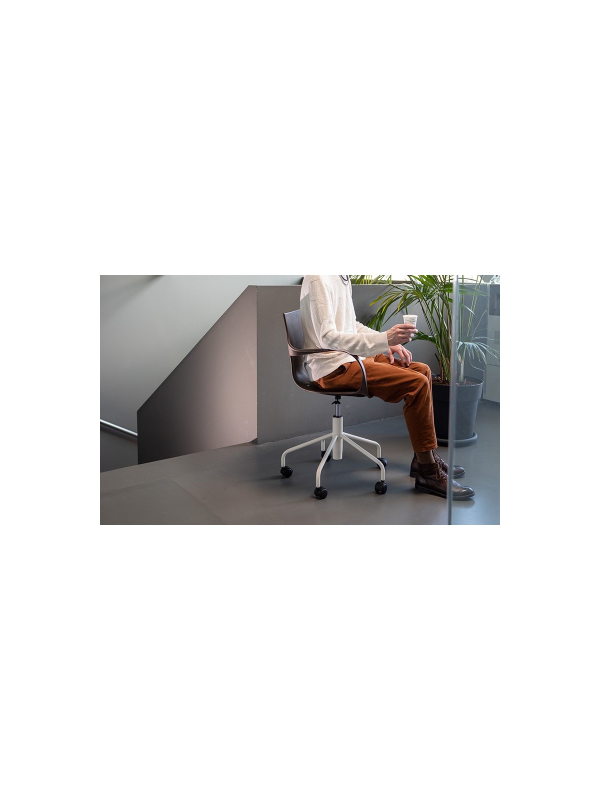 Chaise Erbi Moka en biocomposite végétal et PP régénéré, avec base à roulettes pour bureaux et espaces de travail