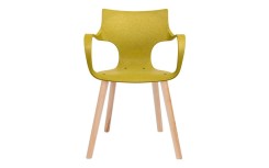 Chaise design Erbi Chami avec coque en fibres végétales et plastique recyclé, associée à un piètement bois FSC®
