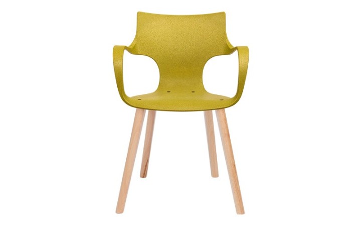 Chaise design Erbi Chami avec coque en fibres végétales et plastique recyclé, associée à un piètement bois FSC®