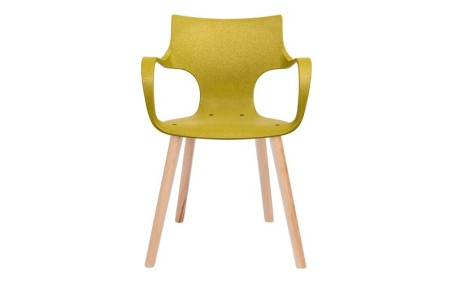 Chaise design Erbi Chami avec coque en fibres végétales et plastique recyclé, associée à un piètement bois FSC®