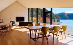 Erbi Chami avec piètement bois, une chaise design issue d’une démarche d’économie circulaire pour l’aménagement intérieur