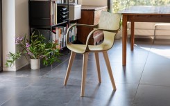 Erbi Chami, chaise en fibres de camomille et hêtre certifié FSC® pour hôtels, restaurants et espaces d’accueil