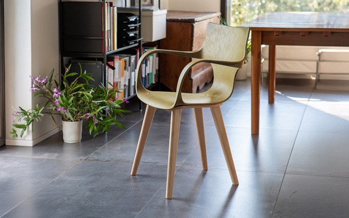 Erbi Chami, chaise en fibres de camomille et hêtre certifié FSC® pour hôtels, restaurants et espaces d’accueil
