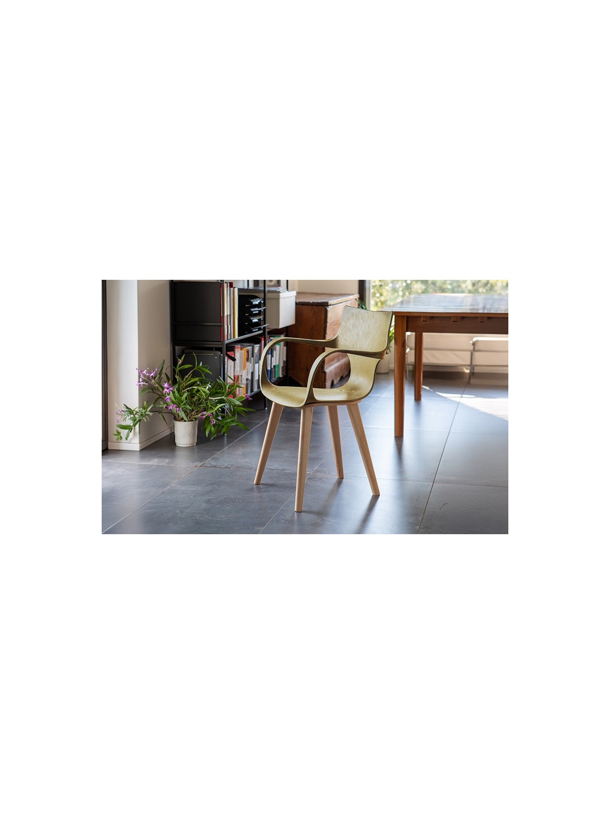 Erbi Chami, chaise en fibres de camomille et hêtre certifié FSC® pour hôtels, restaurants et espaces d’accueil