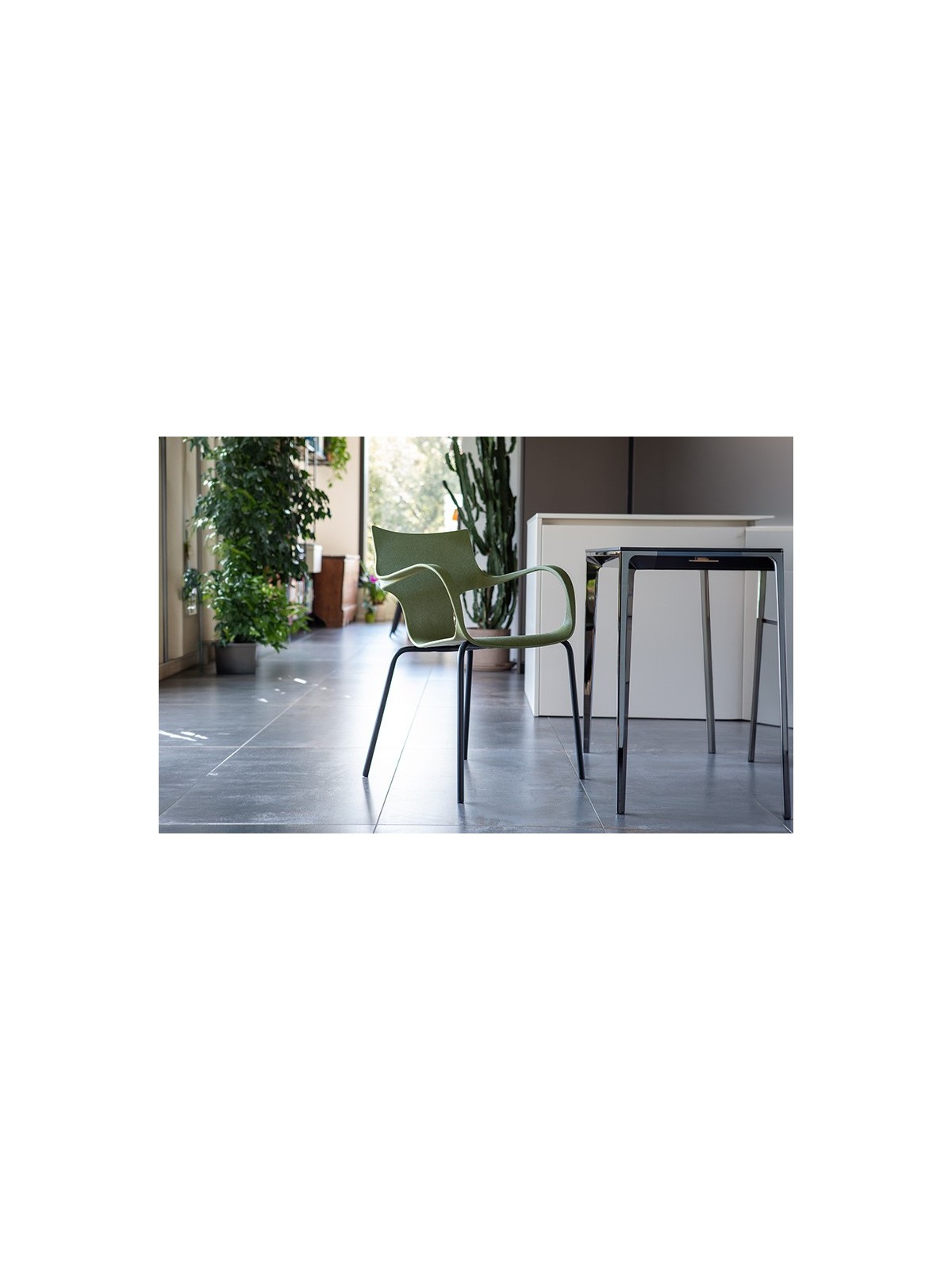 CHAISE ERBI MISKI STILFIBRA AVEC PIÈTEMENT ACIER – FIBRES DE MISCANTHUS ET POLYPROPYLÈNE RECYCLÉ