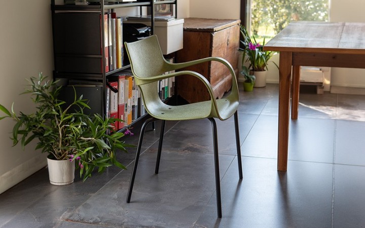 CHAISE ERBI MISKI STILFIBRA AVEC PIÈTEMENT ACIER – FIBRES DE MISCANTHUS ET POLYPROPYLÈNE RECYCLÉ