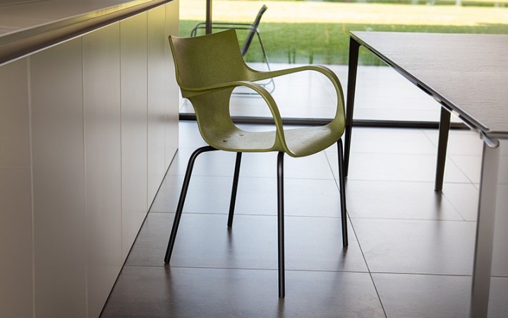 CHAISE ERBI MISKI STILFIBRA AVEC PIÈTEMENT ACIER – FIBRES DE MISCANTHUS ET POLYPROPYLÈNE RECYCLÉ