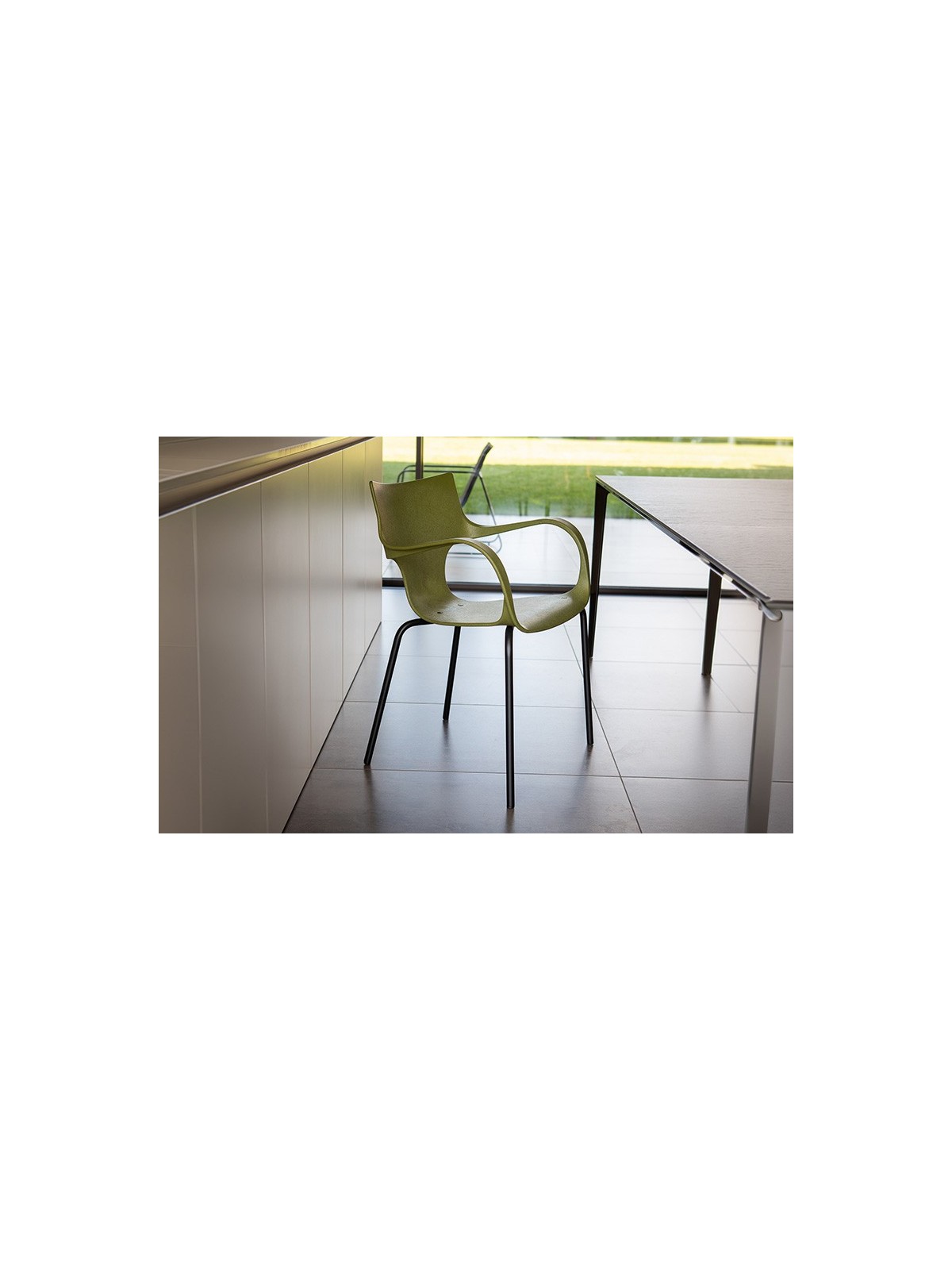 CHAISE ERBI MISKI STILFIBRA AVEC PIÈTEMENT ACIER – FIBRES DE MISCANTHUS ET POLYPROPYLÈNE RECYCLÉ