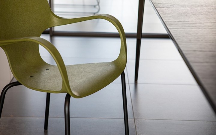 CHAISE ERBI MISKI STILFIBRA AVEC PIÈTEMENT ACIER – FIBRES DE MISCANTHUS ET POLYPROPYLÈNE RECYCLÉ