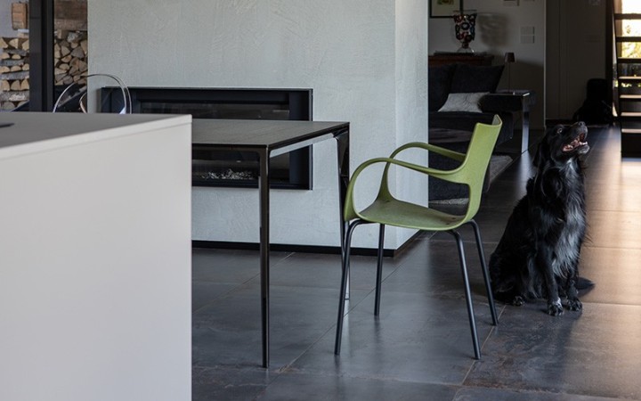 CHAISE ERBI MISKI STILFIBRA AVEC PIÈTEMENT ACIER – FIBRES DE MISCANTHUS ET POLYPROPYLÈNE RECYCLÉ