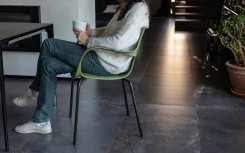 CHAISE ERBI MISKI STILFIBRA AVEC PIÈTEMENT ACIER – FIBRES DE MISCANTHUS ET POLYPROPYLÈNE RECYCLÉ