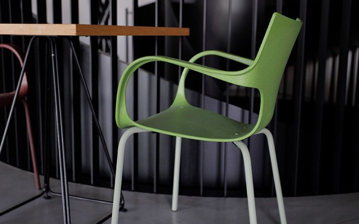CHAISE ERBI MISKI STILFIBRA AVEC PIÈTEMENT ACIER – FIBRES DE MISCANTHUS ET POLYPROPYLÈNE RECYCLÉ