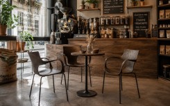 Erbi Moka STILFIBRA fabriquée en Italie avec fibres parche de café et piètement acier aménagement professionnel