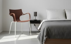 Chaise Erbi Moka en fibres de parche de café et plastique recyclé, piètement acier empilable