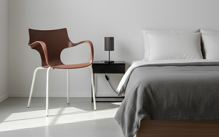Chaise Erbi Moka en fibres de parche de café et plastique recyclé, piètement acier empilable