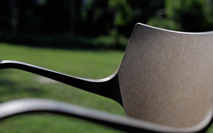 Chaise Erbi Moka en fibres de parche de café et plastique recyclé, piètement acier empilable