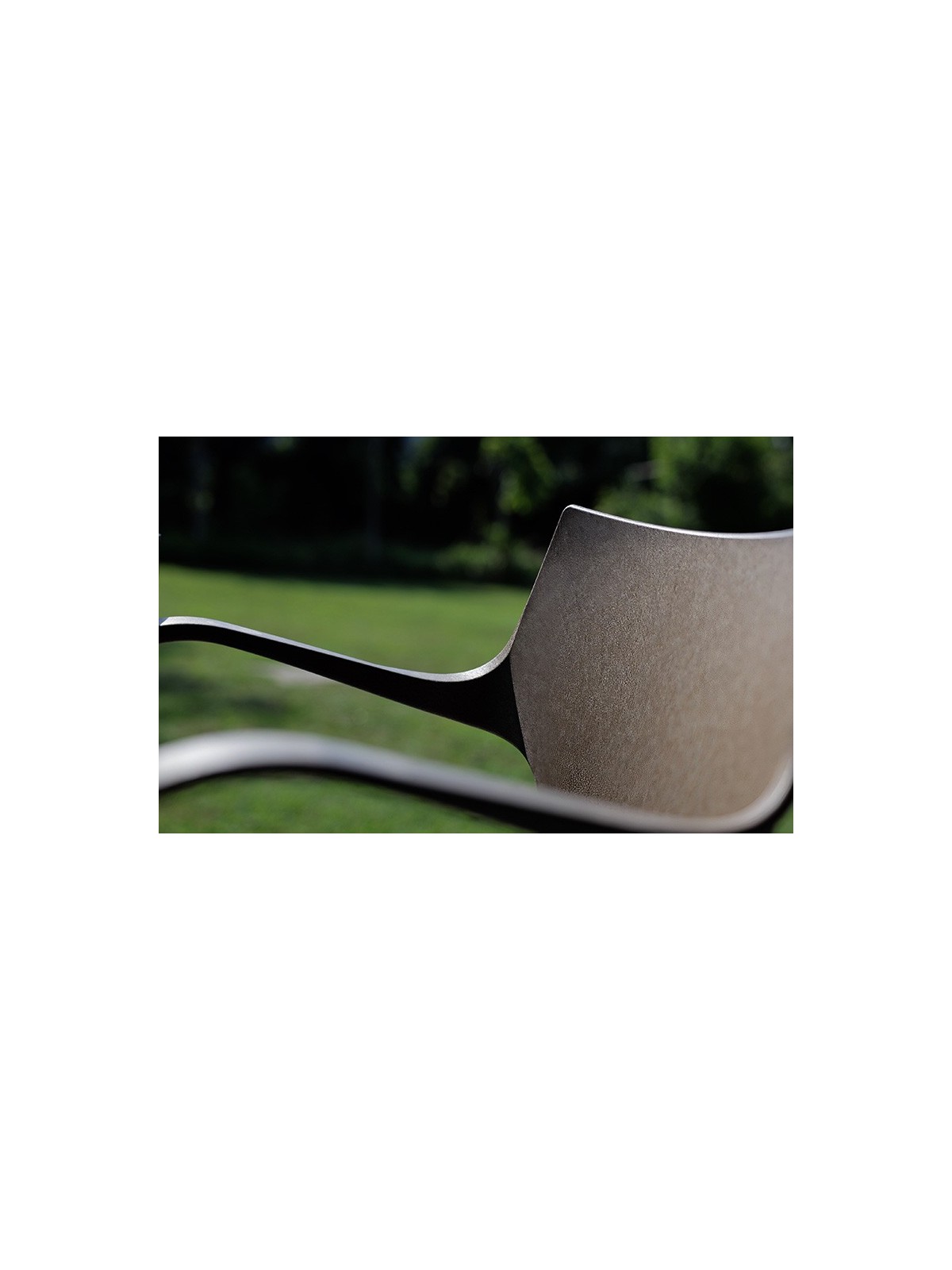 Chaise Erbi Moka en fibres de parche de café et plastique recyclé, piètement acier empilable