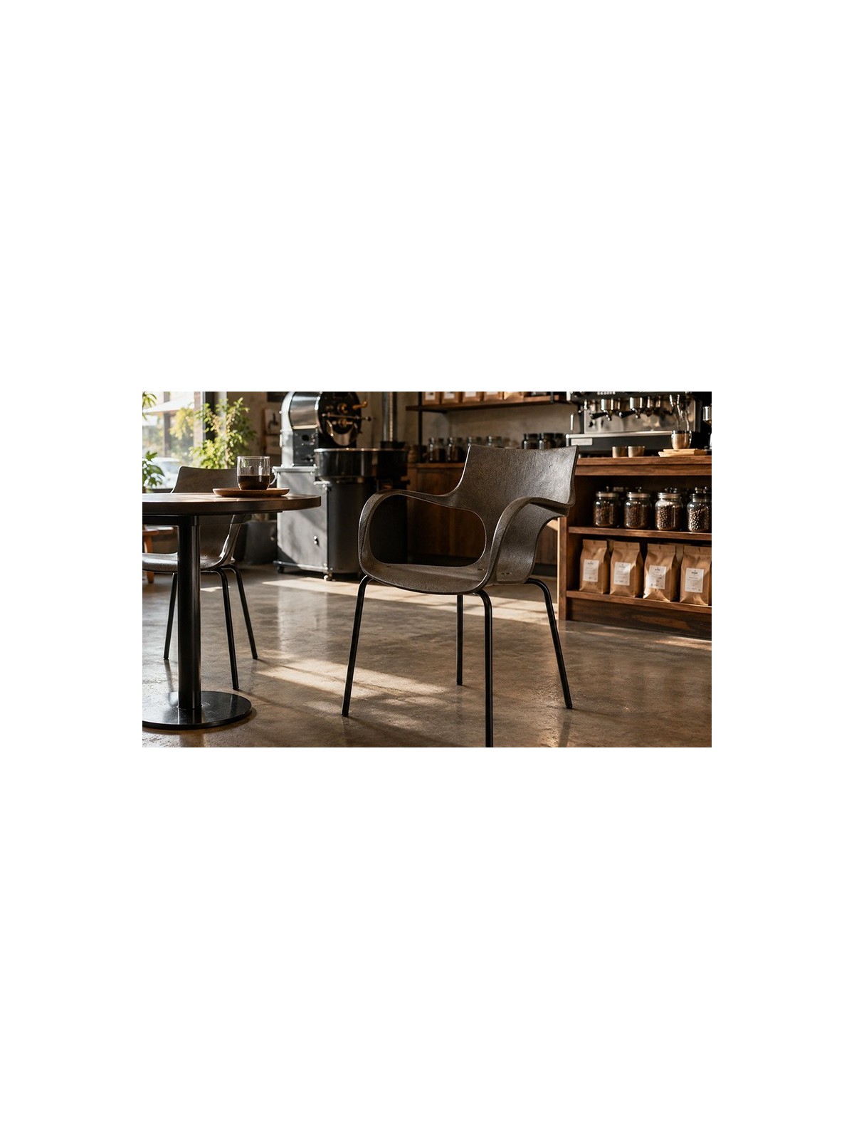 Chaise Erbi Moka en biocomposite végétal et plastique post-industriel recyclé, espaces professionnels intérieurs et extérieurs