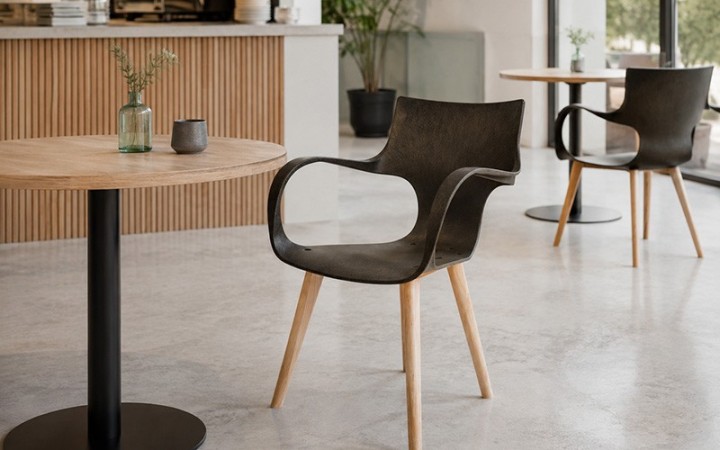 Chaise Erbi Moka en biocomposite végétal et PP régénéré, idéale pour hôtels, restaurants et espaces d’accueil