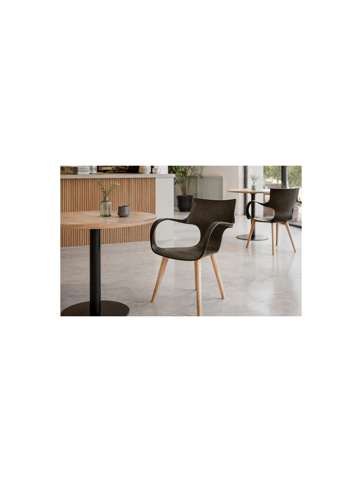 Chaise Erbi Moka en biocomposite végétal et PP régénéré, idéale pour hôtels, restaurants et espaces d’accueil
