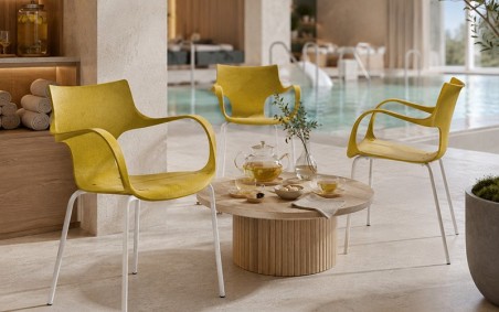 Chaise Erbi Chami en fibres de camomille et plastique recyclé, avec piètement acier empilable pour espaces professionnels